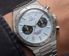 Primo piano del cronografo Timex Q Timex Continental TW2Y92400 indossato al polso, caratterizzato da un quadrante radiale in stile CD color blu ghiaccio, contatori neri, lunetta tachimetrica argentata e bracciale integrato in acciaio inossidabile.
