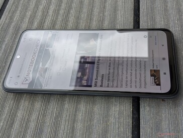 Xiaomi Redmi Note 10S all'aperto in una giornata nuvolosa