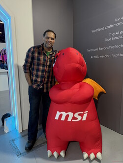 Con Lucky, il drago mascotte di MSI.