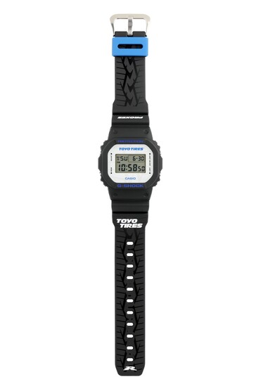 Vista frontale dell'orologio Casio G-Shock DW5600TT25-1 x Toyo Tires in edizione limitata.