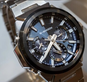 Primo piano del Casio G-Shock GST-W1000AD-2A con quadrante blu, che mostra la disposizione a tre quadranti secondari sovrapposti, gli indici luminescenti, le lancette argentate e la lunetta nera.