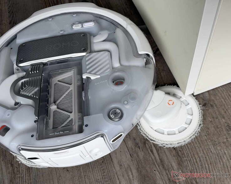 Il DJI Romo P2 estende uno dei suoi due panni per il lavaggio particolarmente verso l'esterno.