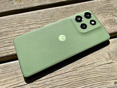 Il Motorola Moto G55 nella variante di colore verde Pantone Dill. (Fonte: Notebookcheck)