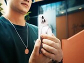 Il flash allo xeno Godox A2 si aggancia magneticamente agli smartphone Qi2 e MagSafe.