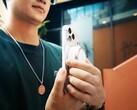 Il flash allo xeno Godox A2 si aggancia magneticamente agli smartphone Qi2 e MagSafe.