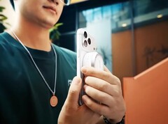 Il flash allo xeno Godox A2 si aggancia magneticamente agli smartphone Qi2 e MagSafe.