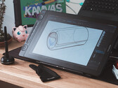 Huion Kamvas 16 Gen 3 sulla scrivania con guanto da disegno stilo e tastiera