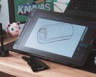Huion Kamvas 16 Gen 3 sulla scrivania con guanto da disegno stilo e tastiera