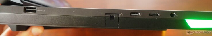 Sinistra: USB-A 3.2 Gen2, 2,5 GbE RJ-45, 2x Thunderbolt 5 (incl. PD e DP 2.1), uscita audio da 3,5 mm
