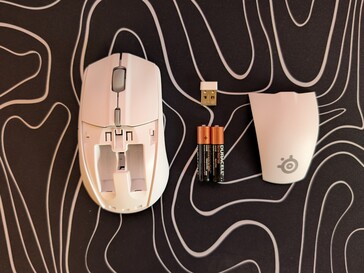 Il guscio si apre per rivelare gli slot per la batteria e lo slot per il dongle da 2,4 GHz.