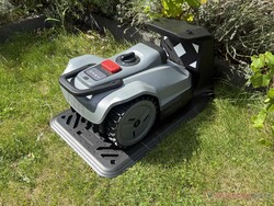 TerraMow Mini 500 nella sua stazione di ricarica