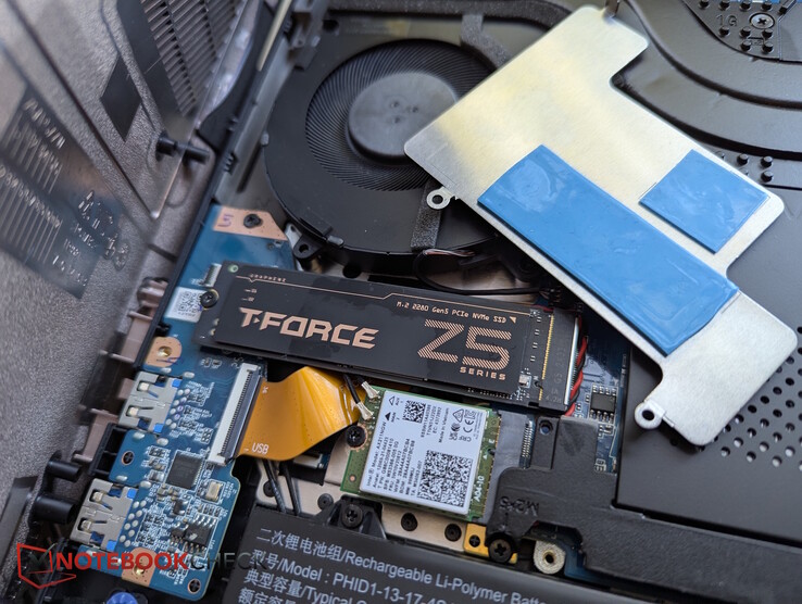 Tralasceremo la piastra di raffreddamento XMG per gli SSD per ora, l'adesivo in grafene pubblicizzato può farlo da solo?