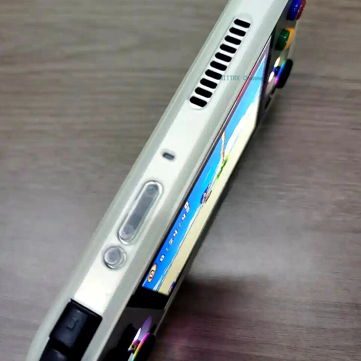 L'Anbernic RG477M dispone di una piccola soluzione di raffreddamento attivo, indicata dallo sfiato sulla parte superiore del dispositivo. (Fonte immagine: via Nittrx)