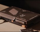 Una console di gioco compatta realizzata su misura, dotata di un mini PC, prese d’aria di raffreddamento a vista, porte USB e pulsanti di accensione arancioni, posizionata su una scrivania.