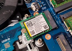 L'SSD SSTC CL4 M.2 2242 NVMe con il coperchio rimosso