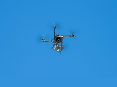 Un drone Alta X che trasporta un carico utile simulato in ambiente Unmanned Aircraft Systems costruito su misura (Fonte immagine: NASA/Brandon Torres Navarette; a cura)