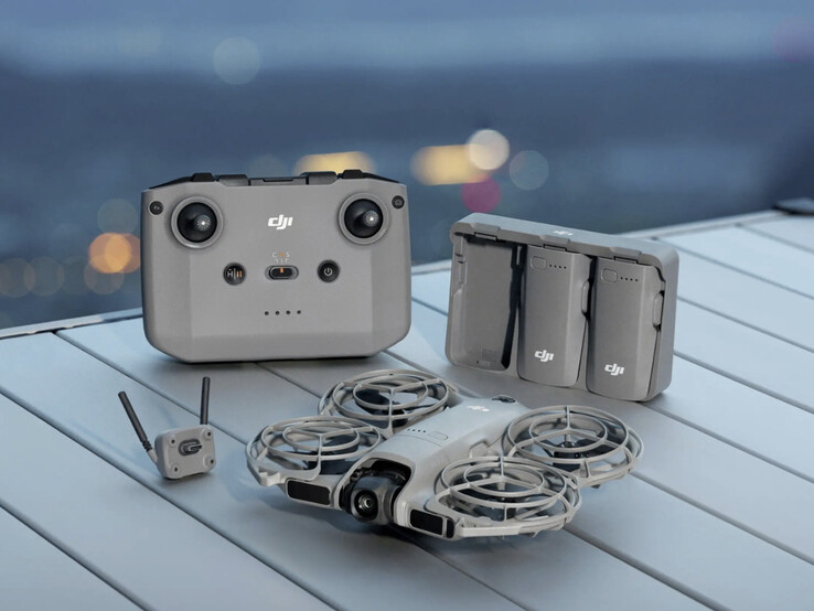 Il DJI Neo 2 con il modulo di trasmissione video digitale e altri accessori. (Fonte: DJI)