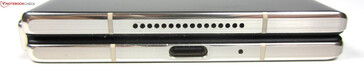 In basso, ripiegato: altoparlanti, USB-C 3.2 Gen.2, microfono