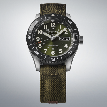 Orologio da campo Seiko 5 Sports HDB008 con quadrante verde, lunetta con bussola nera e cinturino in nylon verde.