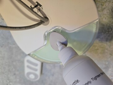 Una bottiglia vuota facilita il riempimento del detergente.