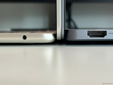 MacBook Air 15 (a sinistra) vs. Galaxy Book4 Pro (a destra)