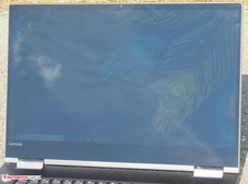 Lo Yoga 730 all'aperto (sotto la luce diretta del sole; il cielo è limpido)