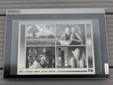 Lenovo ThinkBook Plus Gen2 in uso esterno (E-Ink)