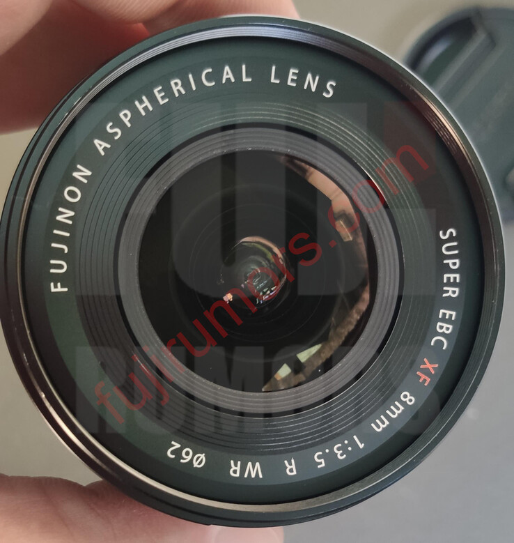 Le scritte sulla parte frontale dell'obiettivo Fujinon XF8mm f/3.5 R WR indicano che sarà dotato di schermatura contro le intemperie, filettatura per filtri da 62 mm e rivestimento Super EBC. (Fonte: Fuji Rumors)