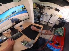 Lo YouTuber Basically Homeless raggiunge tempi di reazione di 100 ms con il suo sistema di assistenza alla mira neuromuscolare. (Fonte: Basically Homeless via YouTube)