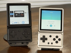 L'Anbernic RG Rotate nelle finiture Aurora Silver e Polar Black, da sinistra a destra.