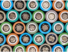 I nuovi metodi di riciclaggio delle batterie potrebbero far scendere il prezzo delle auto elettriche (immagine: Redwood Materials)