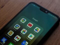 Smartphone su una scrivania di legno con una cartella dell’app Google aperta