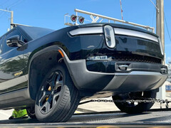 Le R1T Rivian stanno tornando dai centri di assistenza Rivian con i bulloni dei bracci di controllo superiori catastroficamente allentati. (Fonte immagine: StrangeExchange86 su Reddit)