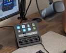 Stream Deck+, collegato a un Wave DX, con un monitor PC in sottofondo