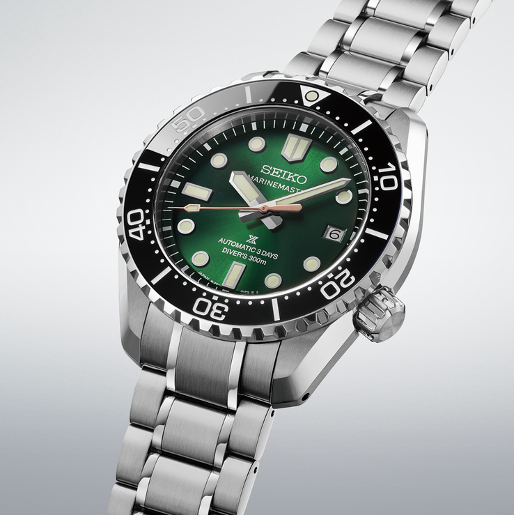 Vista dettagliata di tre quarti dell’orologio che mostra il quadrante verde testurizzato, la lancetta dei secondi color oro rosa, gli indici LumiBrite sovradimensionati, la lunetta in ceramica nera e il bracciale in acciaio inossidabile.