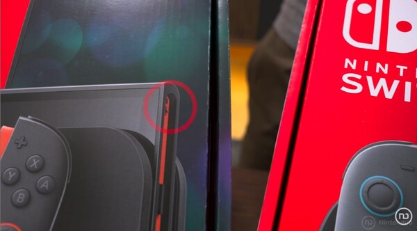 L’immagine dello Switch 2 riportata sulla confezione della nuova versione mostra una vite visibile sulla guida destra.