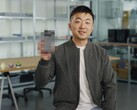 Carl Pei, CEO di Nothing, con in mano un Nothing Phone sfocato (3). (Fonte immagine: Google)