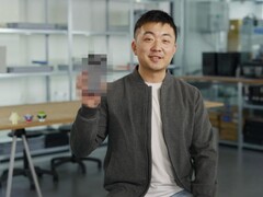 Carl Pei, CEO di Nothing, con in mano un Nothing Phone sfocato (3). (Fonte immagine: Google)