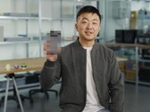 Carl Pei, CEO di Nothing, con in mano un Nothing Phone sfocato (3). (Fonte immagine: Google)