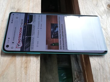 OnePlus 8 all'aperto