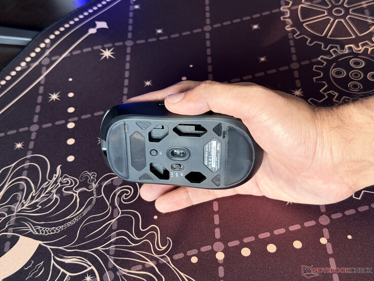 Il design a fondo aperto del mouse wireless