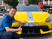 Il presidente di Xiaomi posa con un SU7 Ultra registrato in Germania (fonte: William Lu su Weibo)