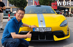 Il presidente di Xiaomi posa con un SU7 Ultra registrato in Germania (fonte: William Lu su Weibo)