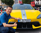 Il presidente di Xiaomi posa con un SU7 Ultra registrato in Germania (fonte: William Lu su Weibo)