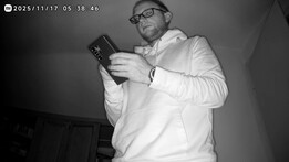 La modalità notturna funziona senza luce, purtroppo solo in bianco e nero.