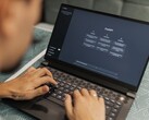 Una persona sta digitando su un computer portatile con l'interfaccia di ChatGPT aperta