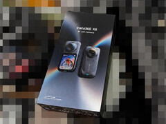 Un primo piano della confezione di vendita dell’Insta360 X6.