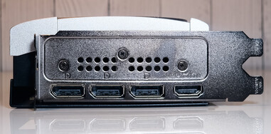 Porte: 3x DisplayPort 2.1b-out, 1x HDMI 2.1b-out