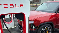 Rivian EV presso un Supercharger Tesla (immagine: nonnac/Reddit)