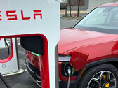 Rivian EV presso un Supercharger Tesla (immagine: nonnac/Reddit)
